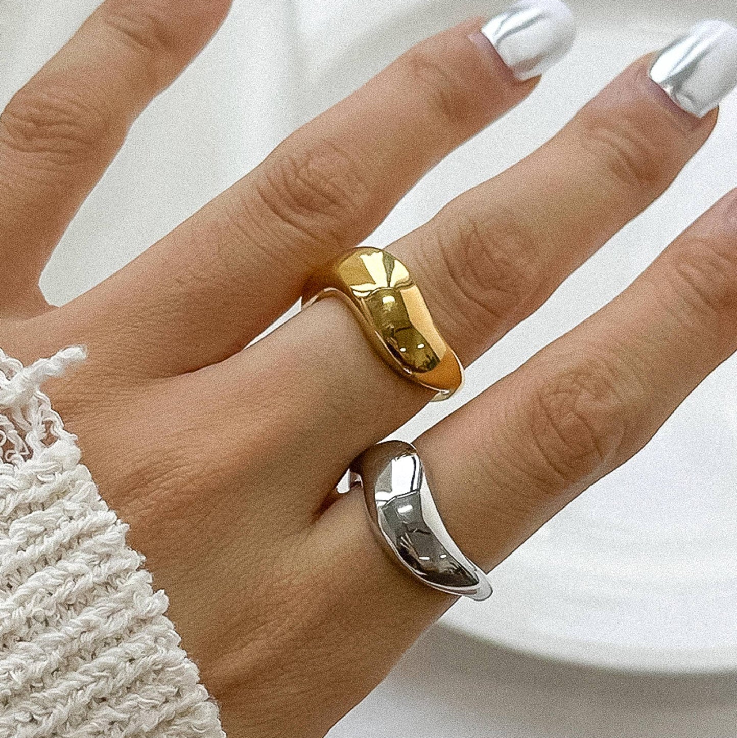 Erin Classic Wavy Band- Gold