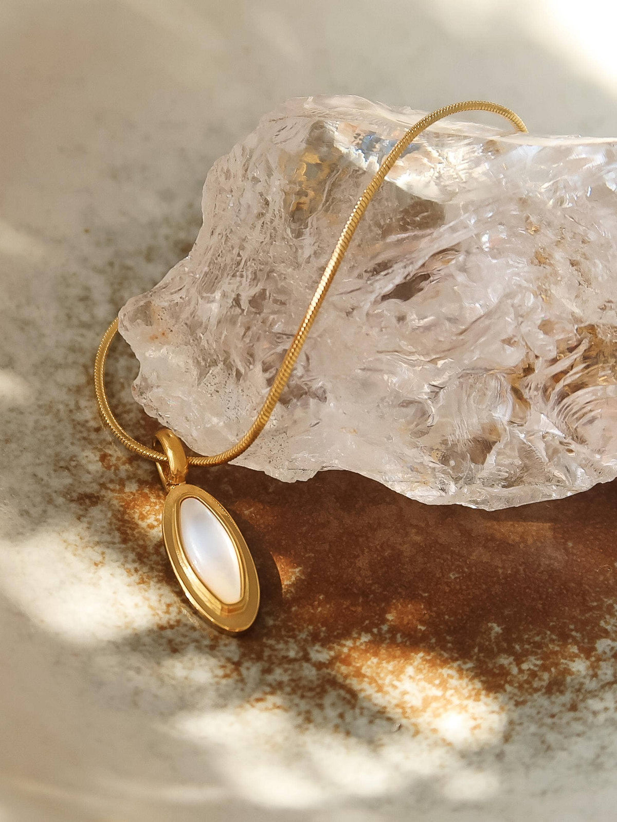 Amulet Shell Necklace Gold